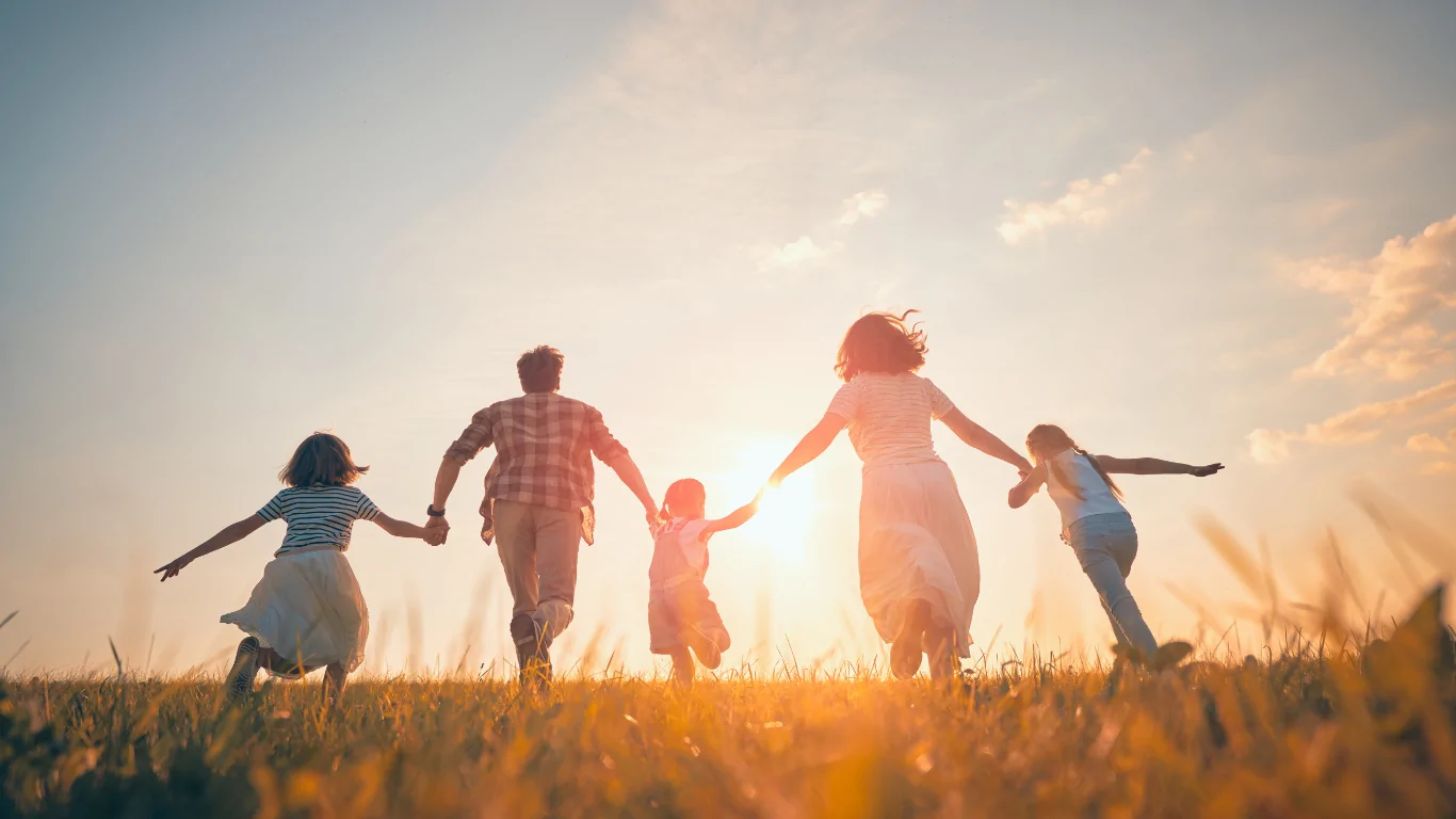 Psychotherapie – Praxis von Dr. Avramidou - Die Beziehung im Mittelpunkt der Entwicklung - Family of 4 Walking Into Sundown